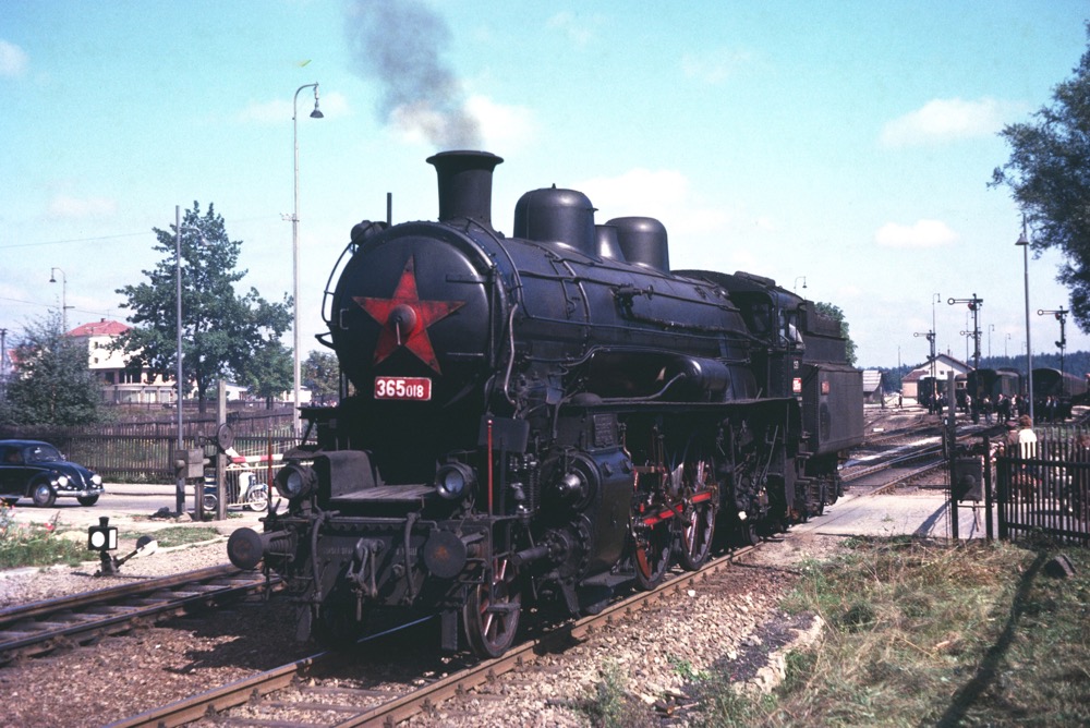 CSD 365.018 running round its train at Gmund 63