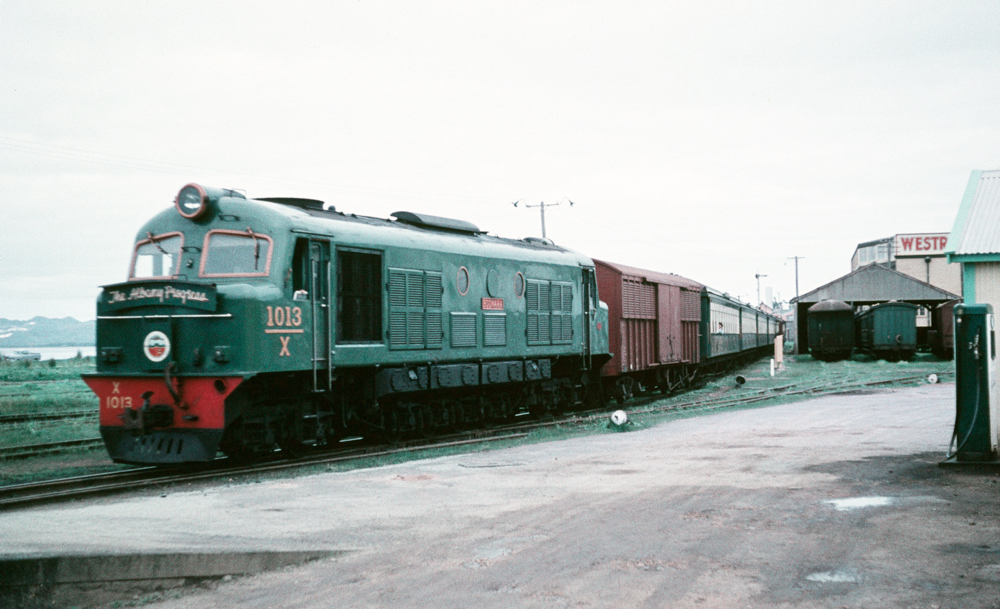 X Class 1013 arriving at Albany on The Albany Progress