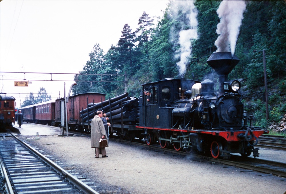 Chatting to the driver at Grovane