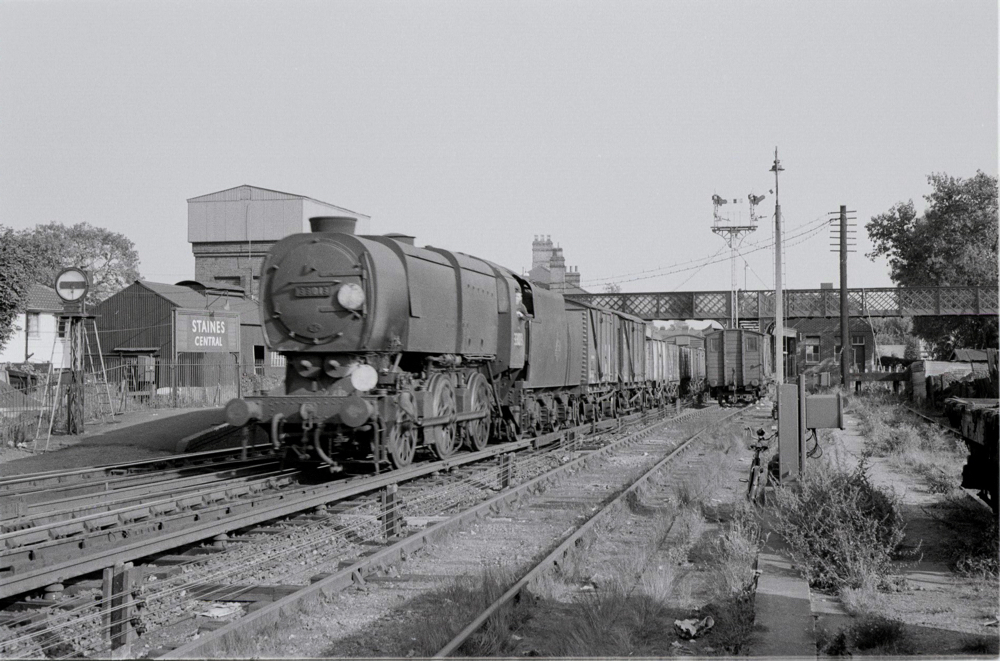 33013 at Staines