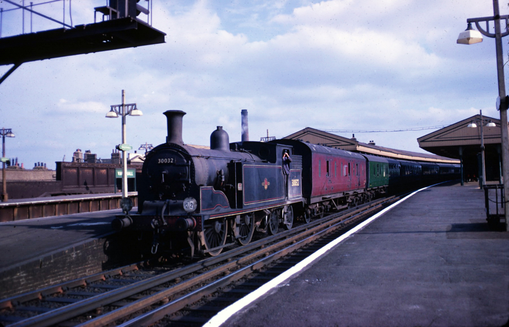 M7 30032 empty stock at Vauxhall