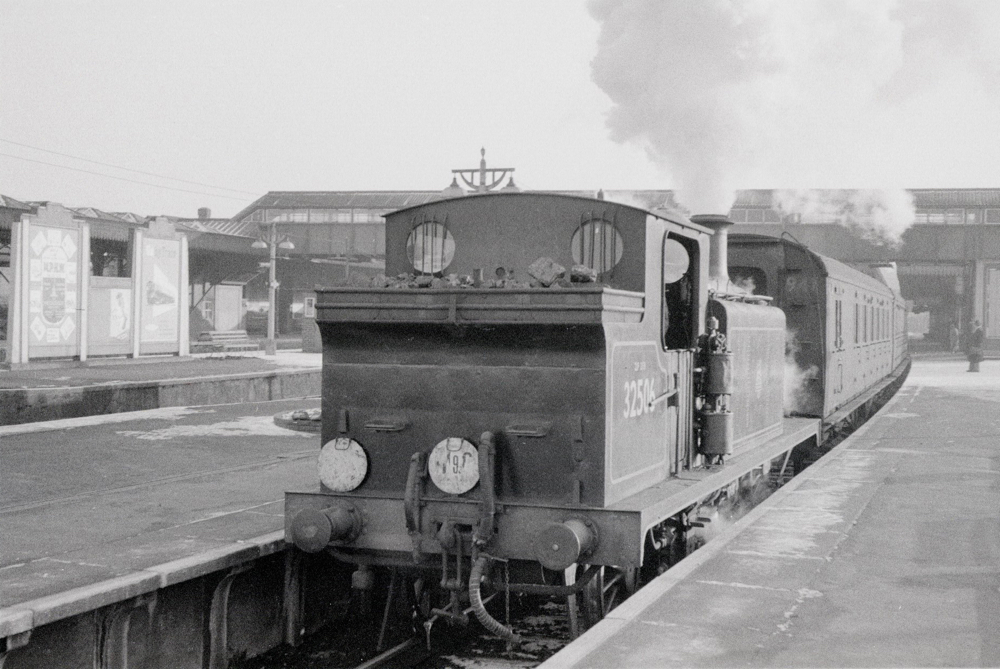 Class E4 32506 at Guildford in the bay platform