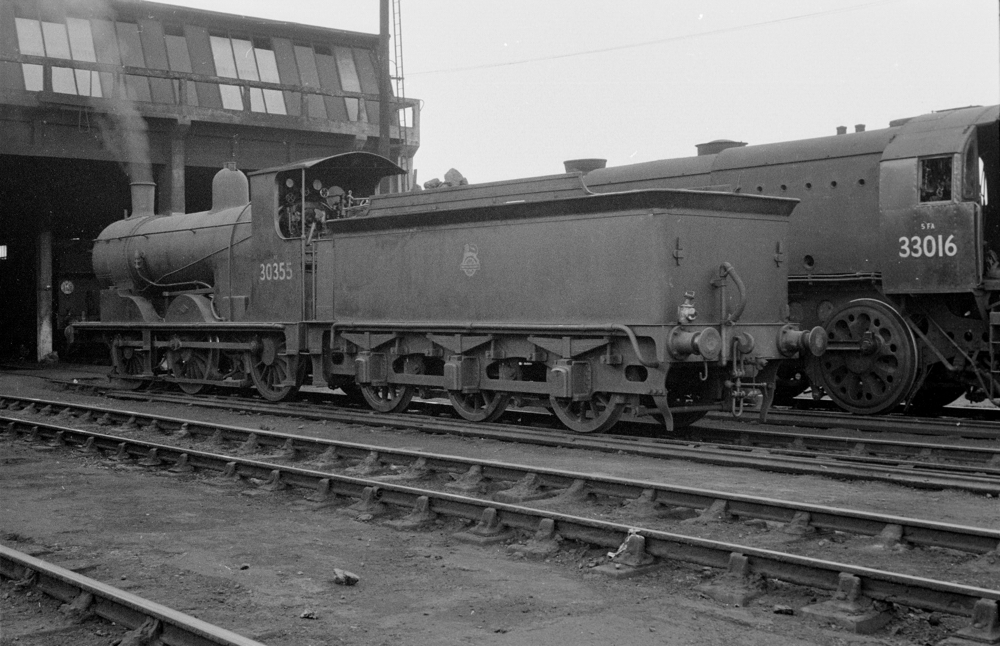 Black Motor 30355 at Feltham